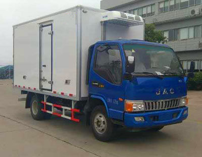 冷藏车与随车吊 冷链物流的高效组合解决方案