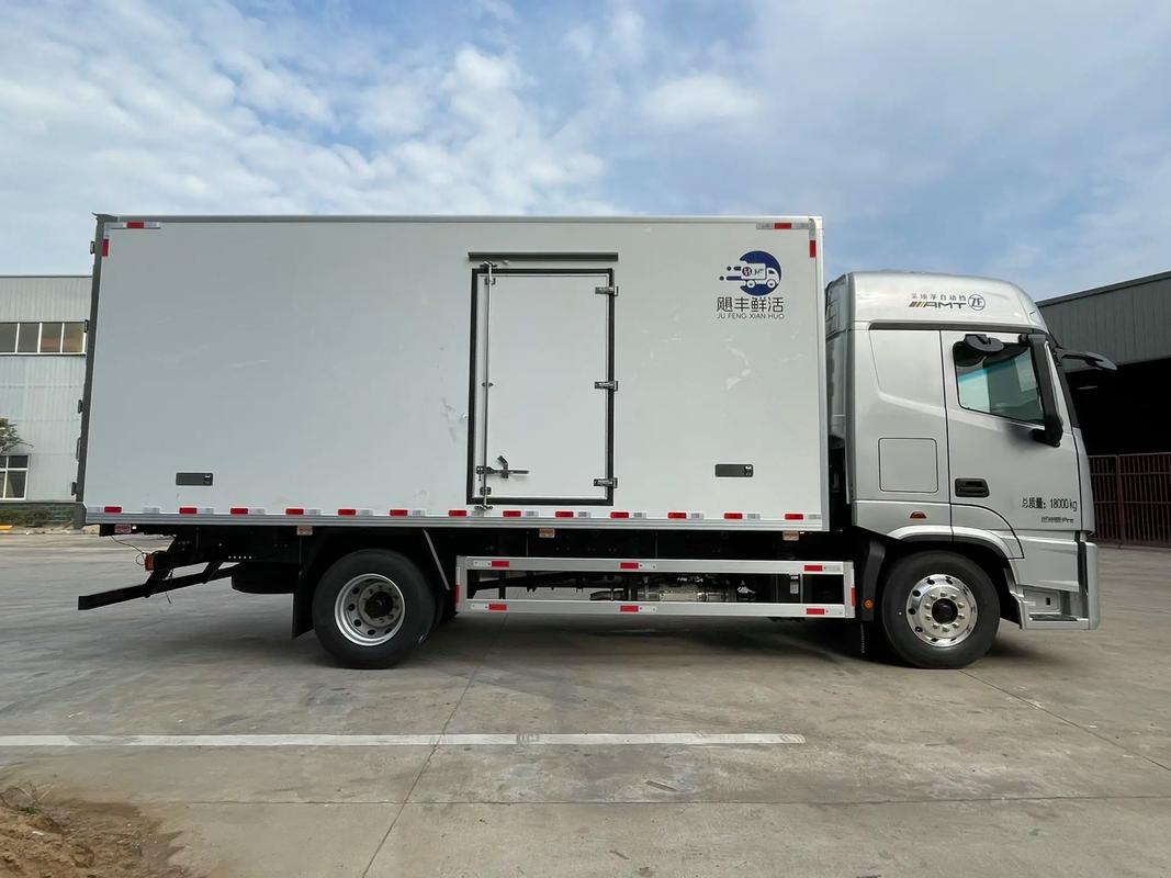 高效冷链新标杆 福田欧曼GTL星翼版Pro 6米8冷藏车搭载随车吊详解